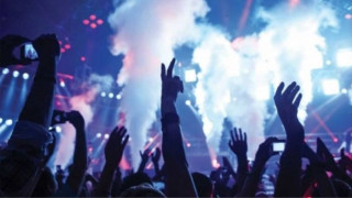 Ποιος Κορωνοϊός; Πάρτι χωρίς όρια σε Αθήνα και Πάτρα!