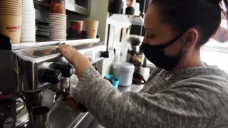 Take away και ντελίβερι: Τι ισχύει για την πώληση αλκοόλ