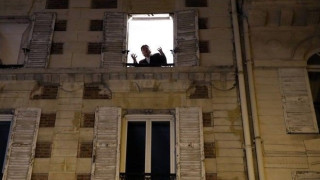 Γαλλία: Τενόρος δίνει συναυλίες από το παράθυρό του στο Παρίσι