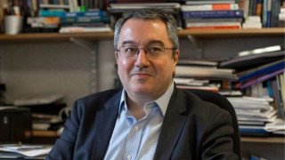 Μόσιαλος: «Πρέπει να παγώσει η απόφαση για τα σχολεία αν έχουμε επιβάρυνση της κατάστασης»