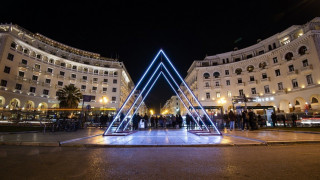 Δέντρα και φάτνες στις γειτονιές της Θεσσαλονίκης ενόψει Χριστουγέννων