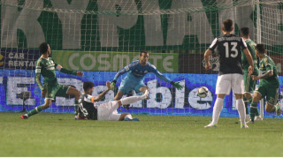 Γιατί τον κρατάτε;