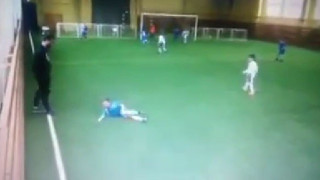 Σοκαριστικό βίντεο με προπονητή να χτυπά μικρό παιδί στην Ρωσία