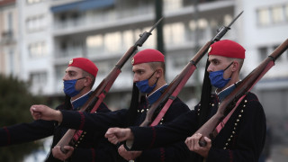Φόρεσαν μάσκες οι εύζωνες της Προεδρικής Φρουράς
