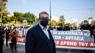 Ο Κουτσούμπας αναφέρθηκε στη φωτογραφία της Τζούλιας Νόβα με το σφυροδρέπανο!