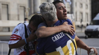 Οπαδοί της Μπόκα και της Ρίβερ κλαίνε αγκαλιασμένοι για τον χαμό του Μαραντόνα