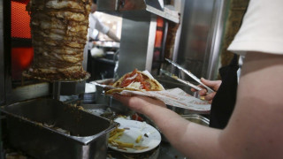 Λάρισα: Αλυσίδα fast food προσφέρει δωρεάν γύρο για όλους