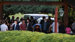 Στα χέρια του Θεού ο Μαραντόνα - Ετάφη δίπλα στους γονείς του