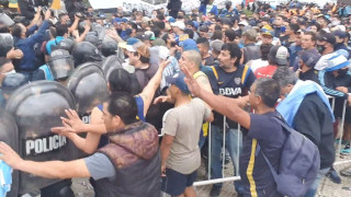 Πανικός! «Ποτάμι» κόσμου αποχαιρετά τον Μαραντόνα στην Casa Rosada!