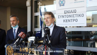 Χρυσοχοϊδης: «Ας γιορτάσουμε τηλεφωνικά, μέσω Skype, φτάνει να νικήσουμε τον ιό»
