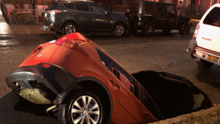 Τεράστια τρύπα στο δρόμο «κατάπιε»...αυτοκίνητο στη Νέα Υόρκη