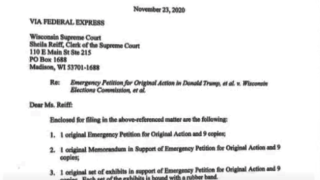 Η Cindy Powell και ο στρατηγός Flynn υιοθετούν την πρόταση να κηρυχτεί στρατιωτικός νόμος