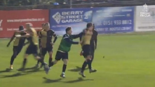 Έπος: Τερματοφύλακας πήγε να πάρει μπύρες για τους οπαδούς με την στολή του!