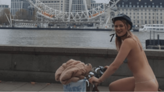 Βρετανίδα διένυσε το Λονδίνο γυμνή για...καλό σκοπό