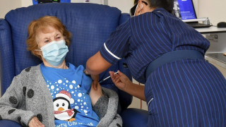Ιστορική στιγμή στη Βρετανία: 90χρονη έκανε το πρώτο εμβόλιο
