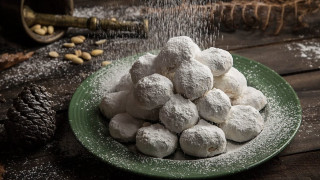 Σκληρή κριτική Καμαρινού σε Μανδαλιανό: «Χριστούγεννα μόνο με τους... κουραμπιέδες»