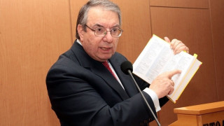 Μπαμπινιώτης για click away και drive through: «Αυτή είναι γλώσσα!»