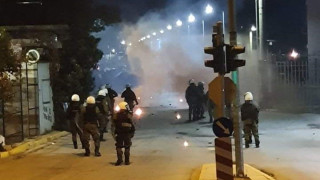Επεισόδιο ανάμεσα σε συνωστισμένους νεαρούς και αστυνομικούς