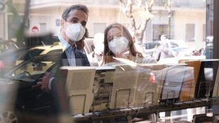 Η selfie του Μητσοτάκη με την κόρη του σε βιβλιοπωλείο