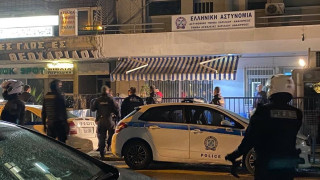32χρονος αυτοτραυματίστηκε έξω από αστυνομικό τμήμα στη Θεσσαλονίκη (σκληρό βίντεο)