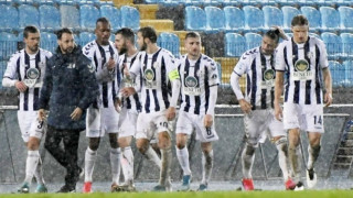 «Πάρτι» στην... βροχή για τον Απόλλωνα στους Ζωσιμάδες