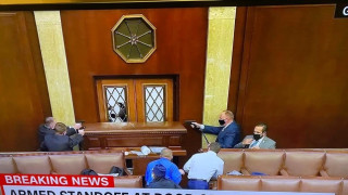 Χαμός στο Καπιτώλιο: Με τα όπλα στα χέρια οι άνδρες των υπηρεσιών ασφαλείας, σοβαρά τραυματίας μια διαδηλώτρια