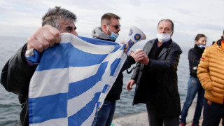 Ενταση και προσαγωγές της Αστυνομίας στο Λευκό Πύργο λόγω... σταυρού!