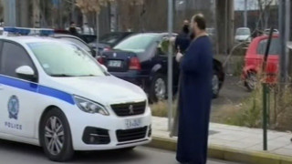 Θεσσαλονίκη: Ιερέας ράντισε με Αγιασμό τα… περιπολικά!