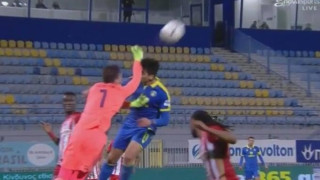 Σύγκρουση και... γροθιά στον αέρα από Σα, φωνάζει για πέναλτι ο Αστέρας