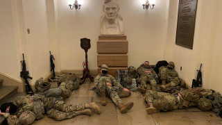 Η Αμερικανική εθνοφρουρά παραλαμβάνει τον οπλισμό της εμπρός στο Καπιτώλιο