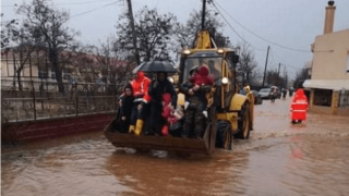 Έβρος: Απεγκλώβισαν μαθητές από πλημμυρισμένο σχολείο με μπουλντόζα