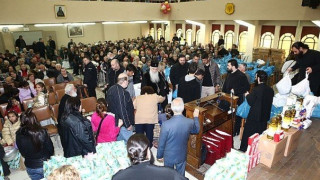 Μοίρασαν φαγητό, δώρα και λαμπάδες (Video)