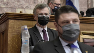 Τσιόδρας με διπλή μάσκα στη Βουλή: «Θα επικρατήσουν παντού οι μεταλλάξεις»