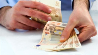 Καταβάλλονται την Πέμπτη 313 εκατ. ευρώ - Ποιοι πάνε ταμείο