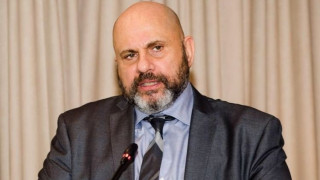 Ανάρτηση - κάλεσμα του Δημήτρη Κούβελα σε συγκέντρωση κατά της υποχρεωτικότητας