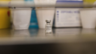 Απίστευτη καταγγελία: Γιατρός πέταξε δόσεις εμβολίων στα σκουπίδια!