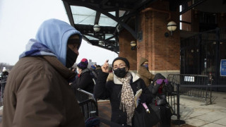ΦΟΒΕΡΟ: Μεταμφιέστηκαν σε... γιαγιάδες για να κάνουν το εμβόλιο