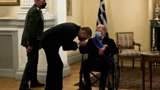 Δύο Ελληνες στρατηγοί υποκλίνονται στον εθνικό ευεργέτη Τσούνη