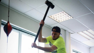 H ιδιαίτερη προπόνηση του Μπεναλουάν με... σφυρί!