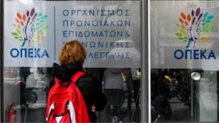 Επιδόματα ΟΠΕΚΑ: Ποιοι πάνε ταμείο σήμερα -Τι αλλάζει στις αιτήσεις