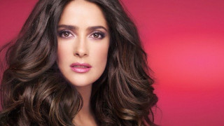 Η Σάλμα Χάγιεκ τρώει τριζόνια και... σοκάρει (VIDEO)