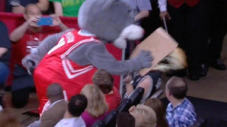 «Γλυκάθηκε» φίλαθλος των Σπέρς στο Χιούστον (video)