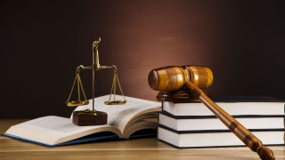 Οι «δικαστές» της…παράγκας