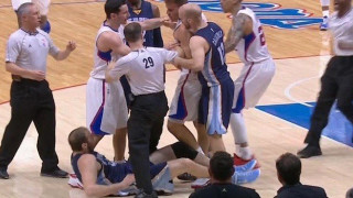 Πιάστηκαν στα χέρια Κουφός – Γκρίφιν (video)