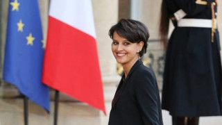 Η Γαλλίδα υπουργός Παιδείας κολάζει  με το «καυτό» της μίνι! (pic) 