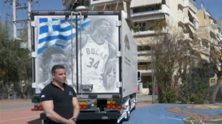 Ζωγράφισε τον Αντετοκούνμπο με ελληνική σημαία στο φορτηγό του