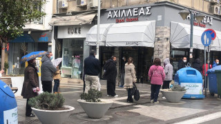 Καλαμαριά: Ο φούρνος που έσπασε κάθε ρεκόρ... ουράς για μια λαγάνα