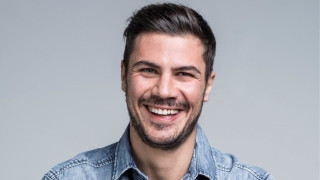 Άκης Πετρετζίκης: Η πρώτη δημόσια εμφάνιση μετά τον σοβαρό τραυματισμό