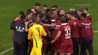 Οι έξαλλοι πανηγυρισμοί του Αλέξη Κούγια με τους παίκτες της Λάρισας