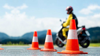 Διπλώματα: Πόσο κοστίζει η ισοδυναμία μεταξύ αυτοκινήτου και δίκυκλου